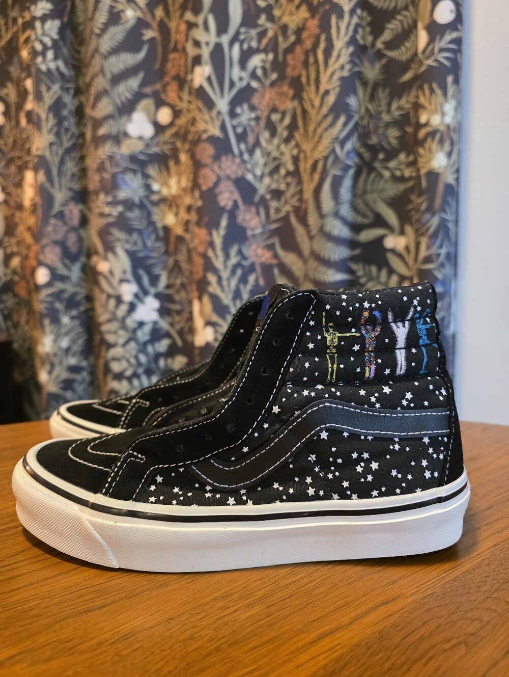 Moving Sale! { Limited Edition Vans Sk8 Hi Black W/ Stars And "Love" Monsters, 7